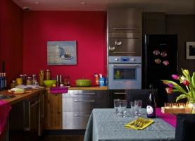 Bátor színek és tetszetős tárgyak a konyhában. 6 világos gondolatok