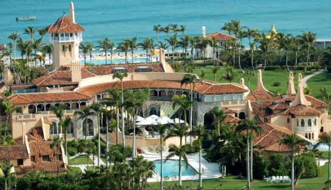 Mar-a-Lago Palm Beach. Private Club hotel. Mondjuk, ez a becslések szerint 200 millió. $. Lehetővé teszi, hogy a nyereség $ 15 millió. $ Évente. (Image Source - Yandex-kép)
