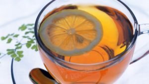 Ha rendszeresen inni citromos tea reggel, akkor jelentősen javítja a bőr állapotát. Ő ad erőt és a bőr rugalmasságát, és megakadályozza, hogy a korral járó változásokat. 