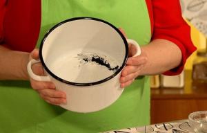 Tisztított zománcozott edény iszap 1 percig minden erőfeszítés nélkül, hogy ragyog