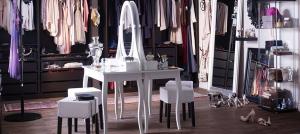 Nő bútordarab, vagy hogyan kell integrálni egy fésülködő asztal a belső lakása. 4 nem triviális megoldások