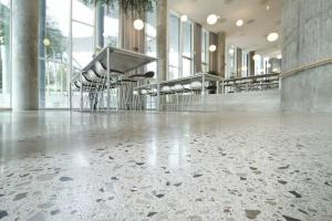 Polírozott beton: hogyan lehet egy olcsó és eredeti padló