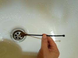 Egy egyszerű, de nagyon hatékony módja, hogy tiszta a lefolyó a fürdőszobában a haj nélkül csíkot a szifont.