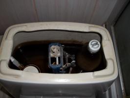 Hogyan kell menteni a víz a WC-tartály - 150 liter havonta legalább
