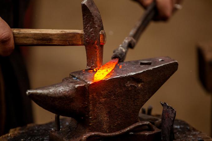 Anvil - a fő eszköz-eszköz kovácsolni fémek.