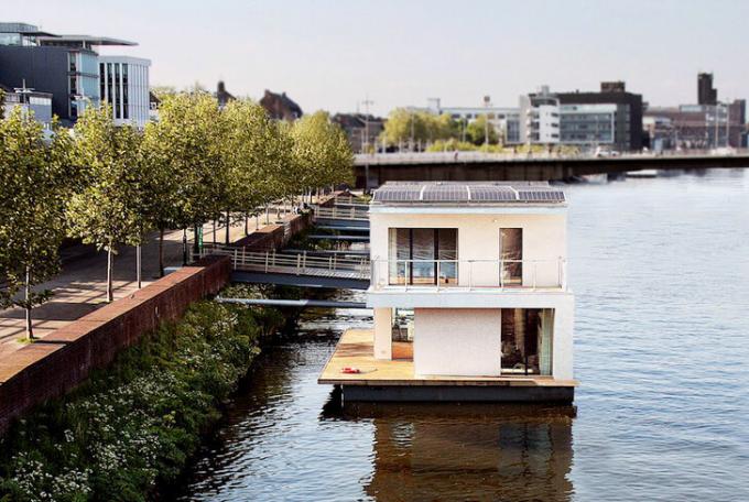fotó: https://architecture.ideas2live4.com/2015/08/08/autarkhome-a-fully-sustainable-houseboat/?amp
