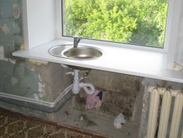 Hruscsov hűtőszekrény az ablak alatt a konyhában niche korszerűsítési lehetőségek