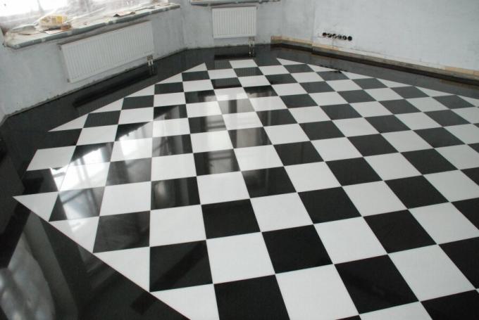 padló bélelt átlósan vizuálisan tágul a tér.