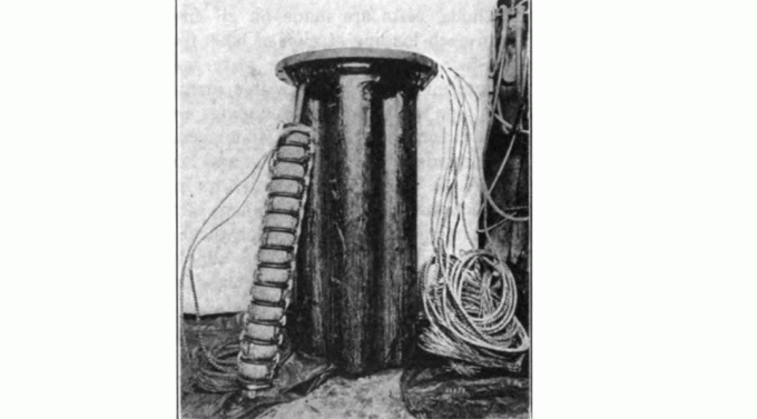 Konténer Pupin tekercsek elhelyezéséhez. 14 orsót tettek egy orsóra (a testnek támaszkodva), hét orsót helyeztek egy olajjal töltött testbe, amely az egyik vonóoszlopra került, 1800 méterenként.