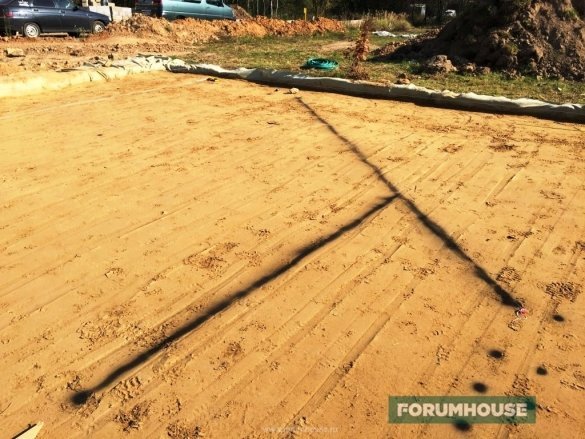 vonalak a homokban számokat jelölték festékkel permetezik az aeroszol flakonból szerint a feszített húr.