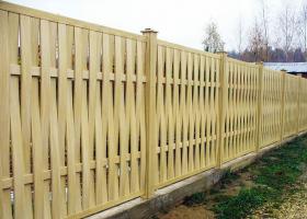 Fonott kerítés készült táblák kezüket: a legolcsóbb lehetőség kerítés