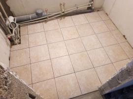 Javítás fürdőszoba: skáláját csempe padló és a falak. Szembesülve a gondatlanság alkalmazottja