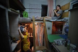 Capsule lakások Kínában, vagy hogyan lehet túlélni egy dobozt a hűtő alá