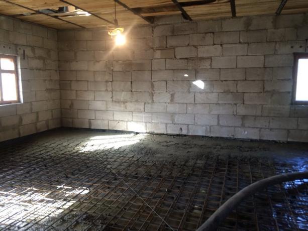A folyamat a betonozás födémlemez az első emeleten.