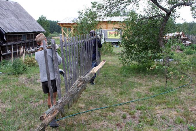 Mi lebontották a régi, fából készült kerítés.