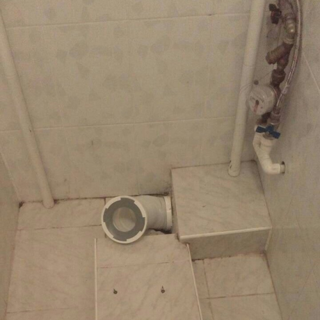 Néhány építők csinálnak állványt, ha nem elég magas a szervezet elfogultság. Sit, persze, nem kényelmes. De a WC mozgott. Fényképek Instagram @santehniktula