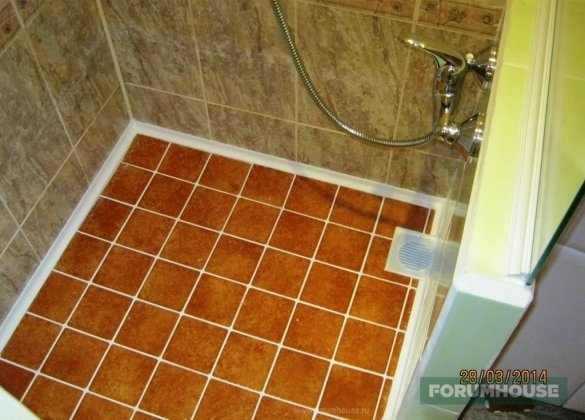 A lejtőn a zuhanyfülke padlón a jobb vízáramlás tartományban tartjuk 0,5-1 cm méterenként.