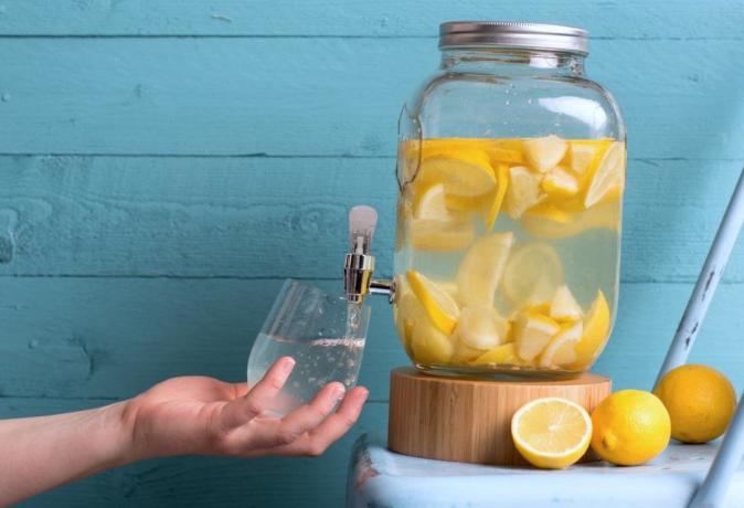 Mi az előnye a citromos vizet?