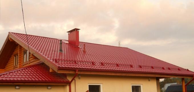 A tető tetőfedő - fém a kitöltött formában. Kép Yandeks.Kartinki szolgáltatást.