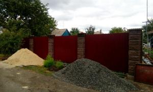 A kerítés készült zúzott salak blokk és lemez-prof, a kerítés lehet építeni még egy kezdő építő